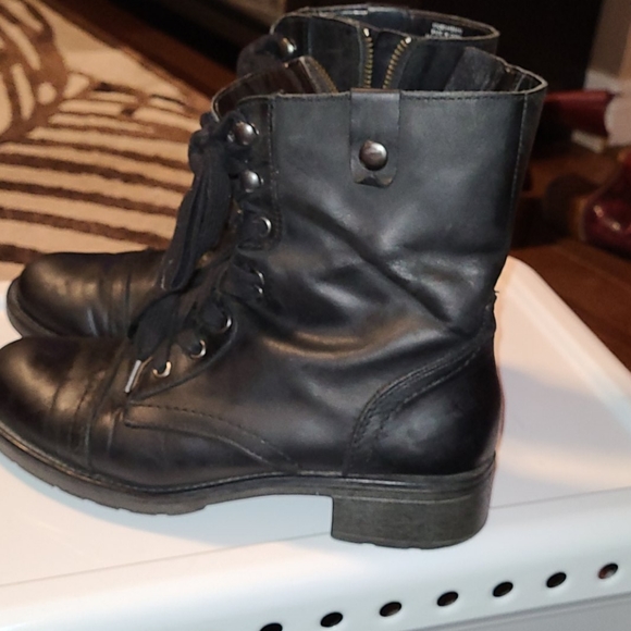 Denver Hayes Ankle Boots - Picture 6 of 6